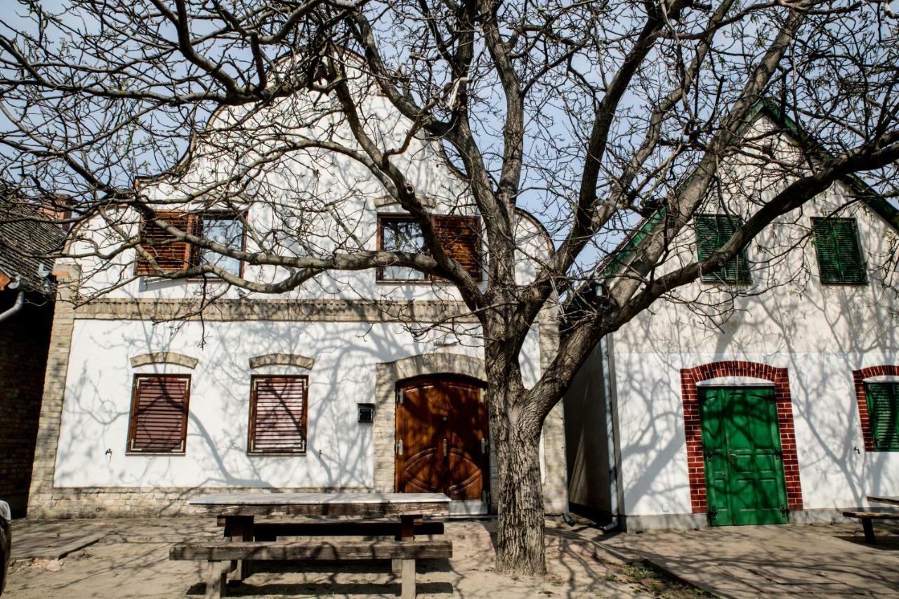 Berger Pince-vendégház, Hajósi pincék Exterior foto